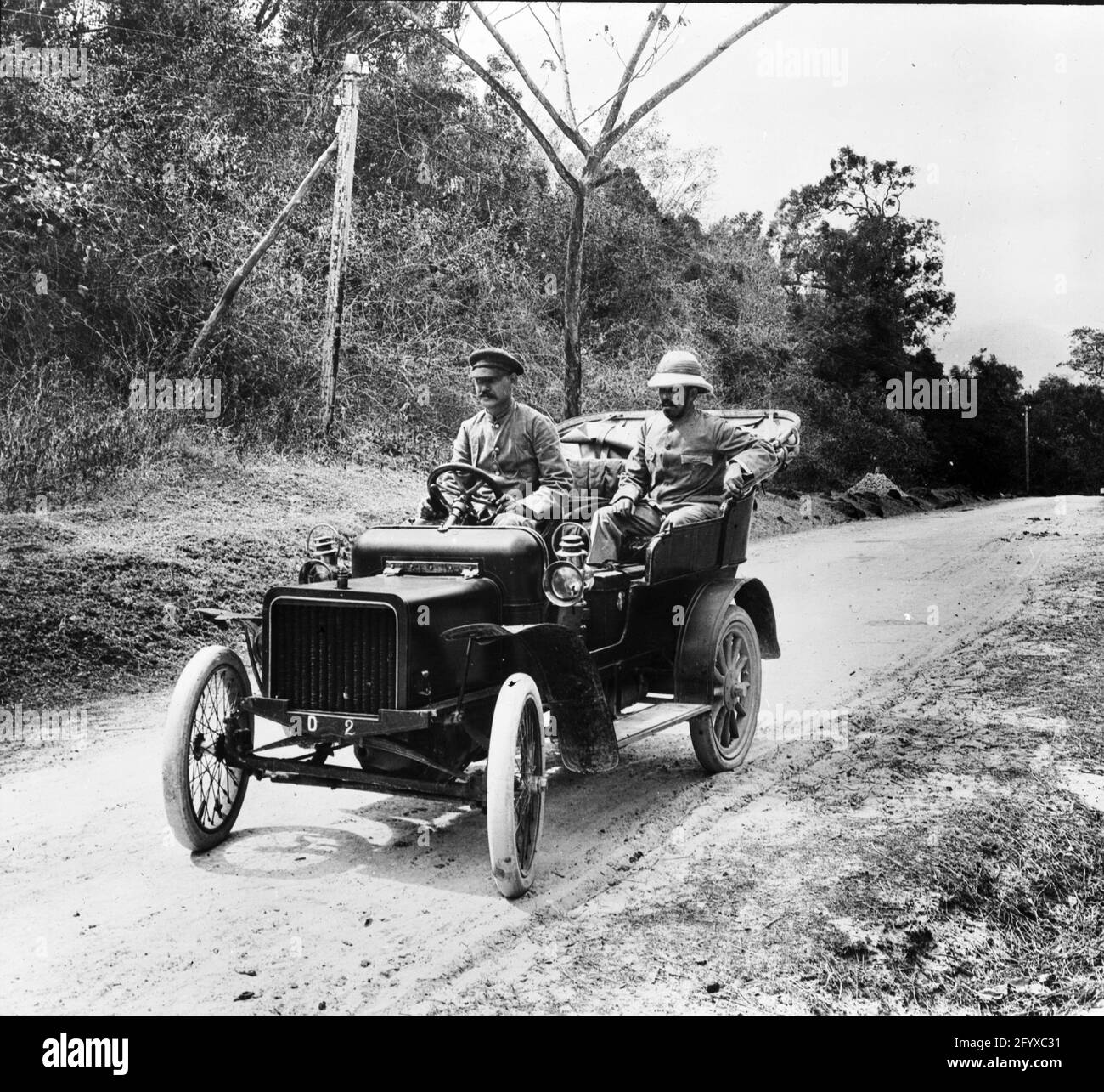 Burton Holmes avec chauffeur en voiture sur la route de campagne, vers 1915 Banque D'Images