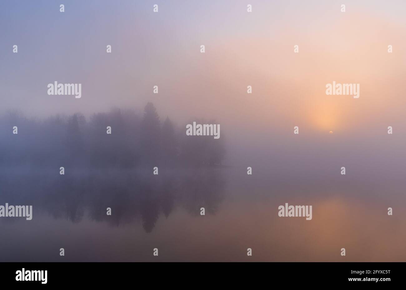 Lever de soleil brumeux sur le lac Blaisdell dans le nord du Wisconsin. Banque D'Images