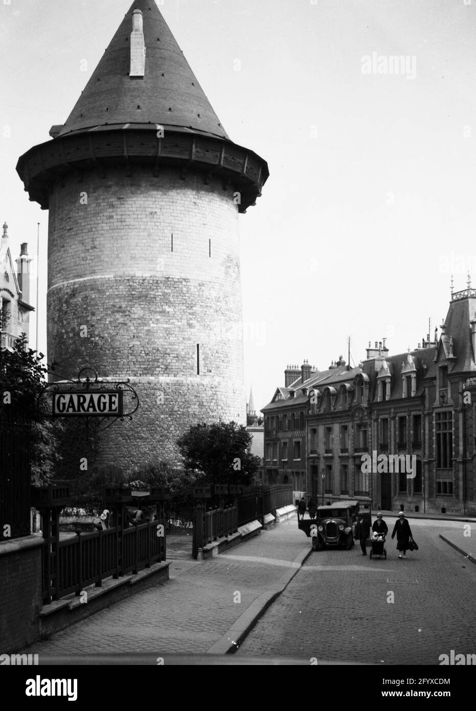 Vue extérieure de la Tour de Jeanne d'Arc, également connue sous le nom de Tour Jeanne d'Arc et du Donjon de Rouen, Rouen, France, 1935.(Photo de Burton Holmes) Banque D'Images