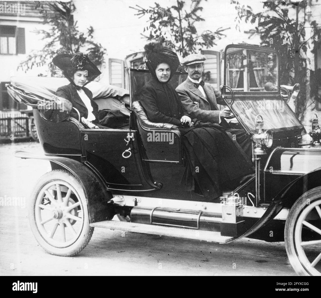 Burton Holmes avec des amis dans Open Touring car, France, ca 1907 Banque D'Images
