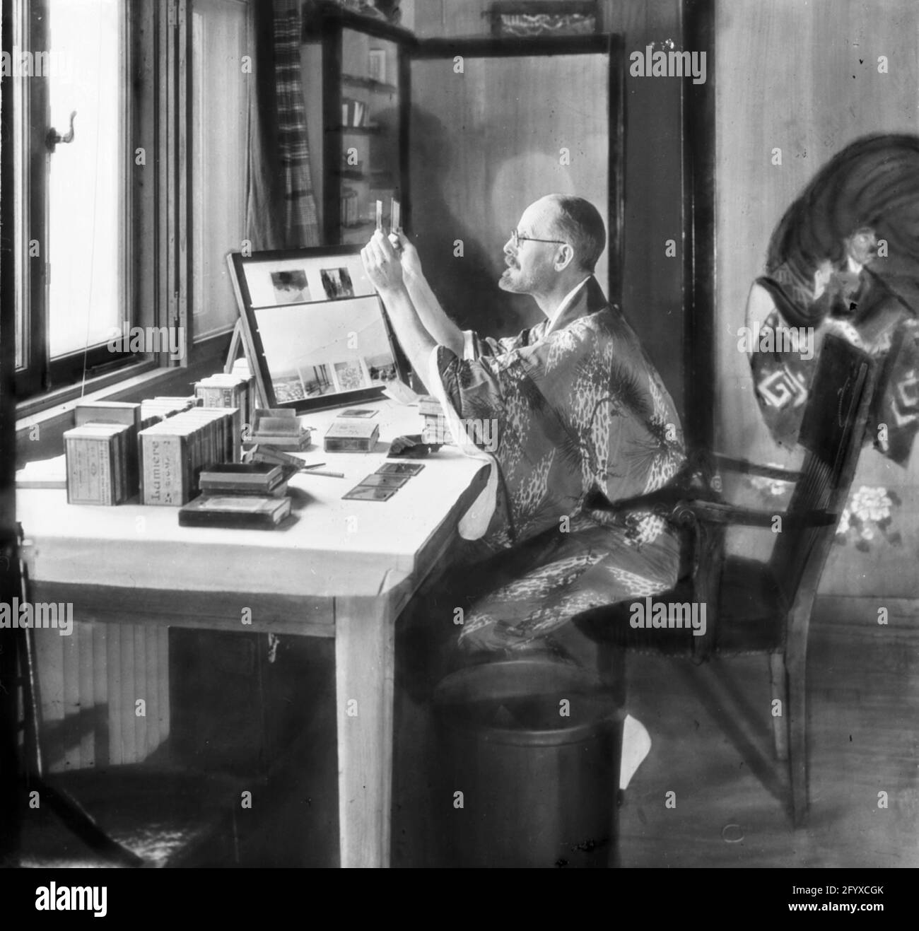 Burton Holmes Editing Lantern Slides dans son appartement “Nirvana”, New York City, vers 1930 Banque D'Images
