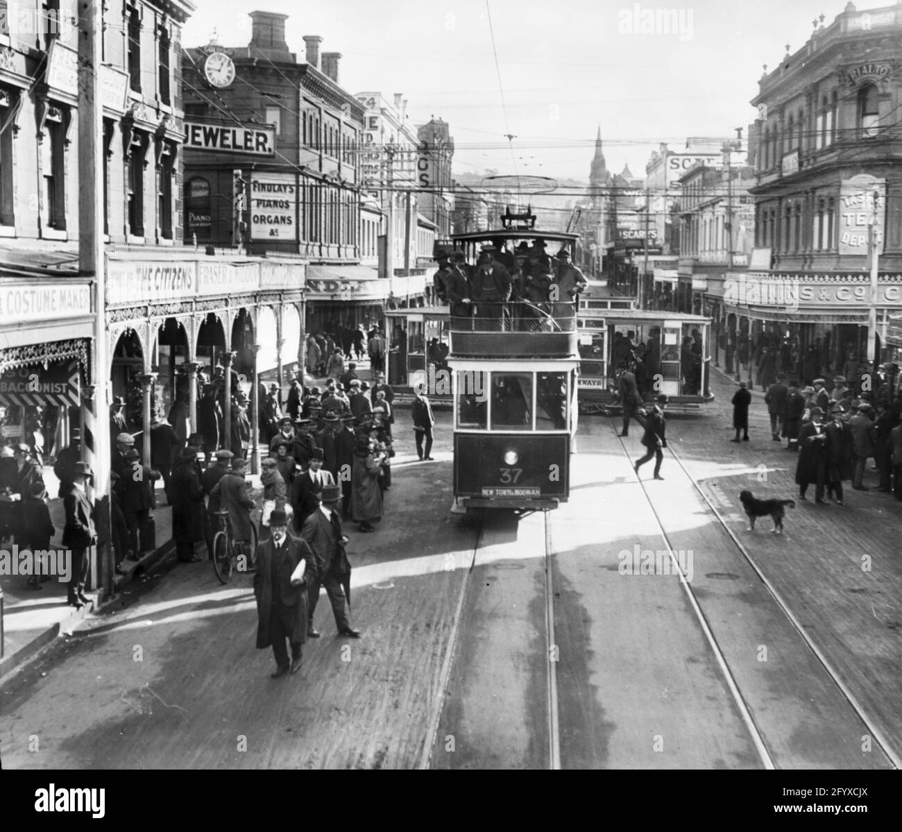 Vue en grand angle des tramways à impériale et simple étage dans une rue du centre-ville, Melbourne, Australie, 1917. (Photo de Burton Holmes) Banque D'Images