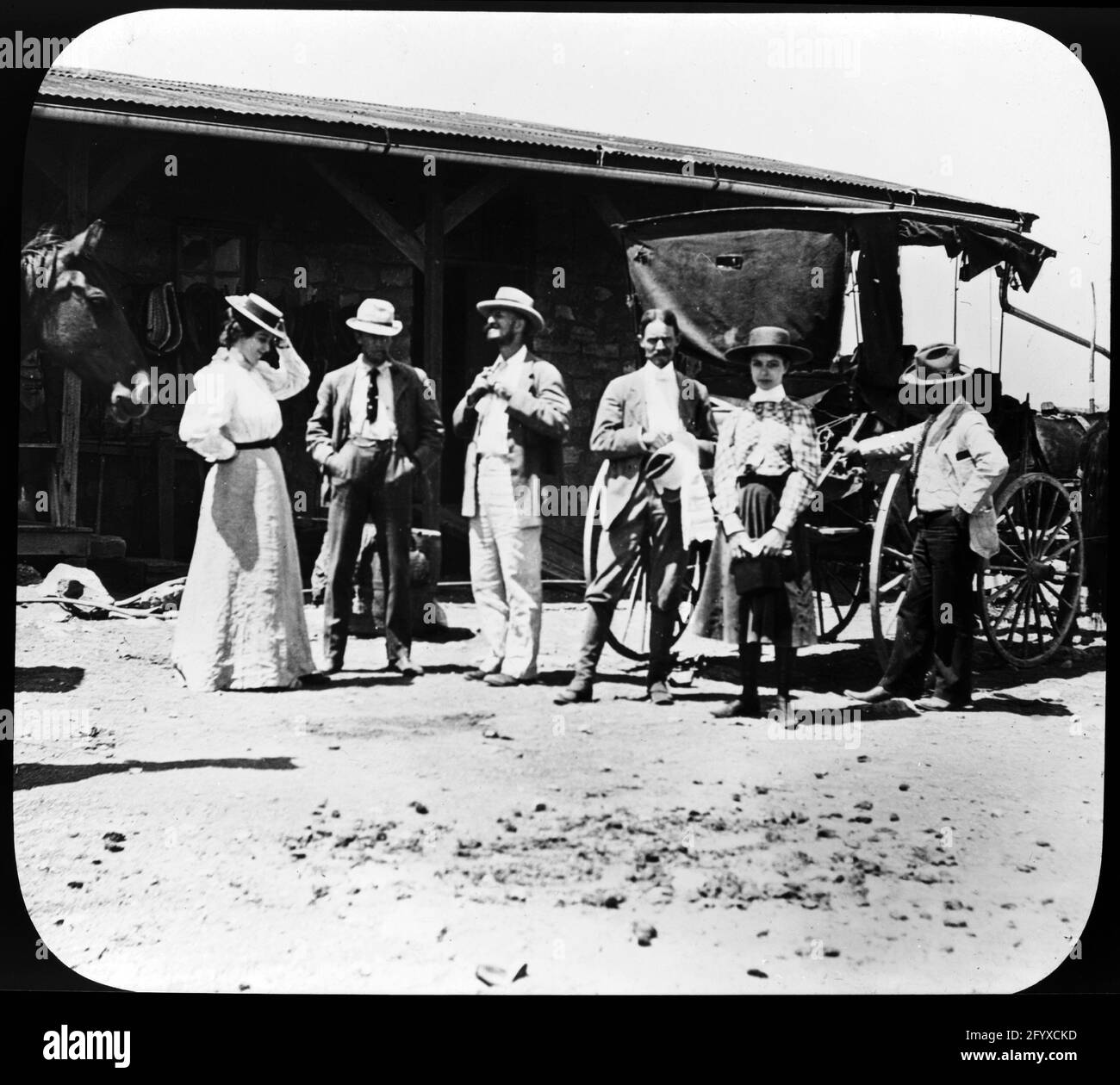 Burton Holmes avec des amis devant le magasin général de Voltz près de Hopiland, Arizona, 1898 Banque D'Images