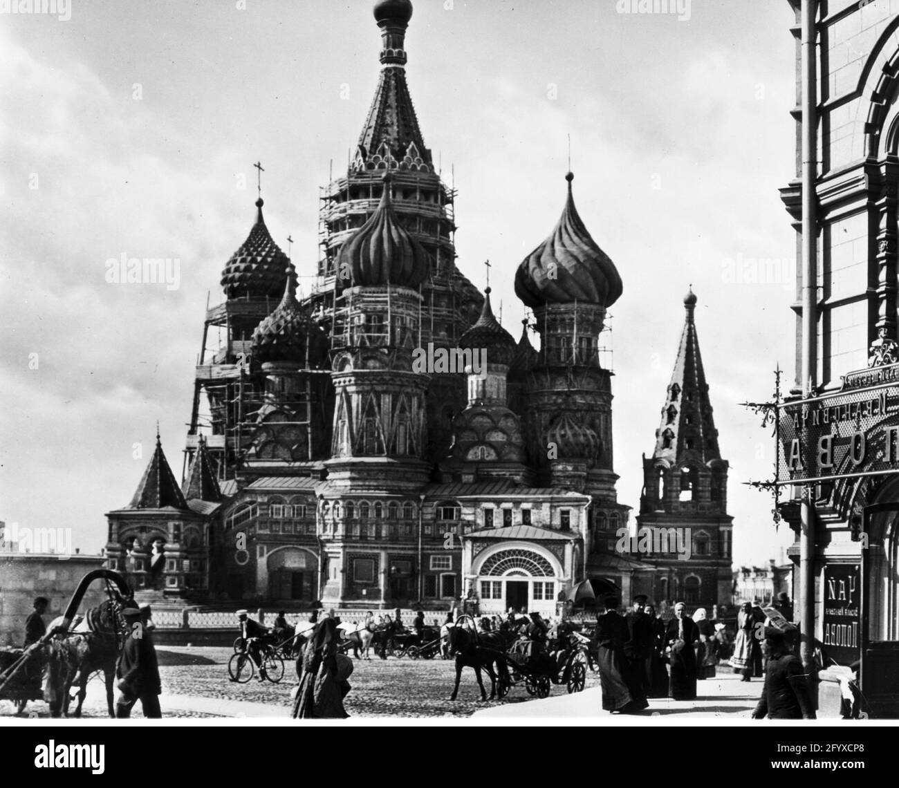 Vue extérieure de la cathédrale Saint-Basile, partiellement enfermée dans un échafaudage, sur la place Rouge, Moscou, Russie, 1901. (Photo de Burton Holmes) Banque D'Images