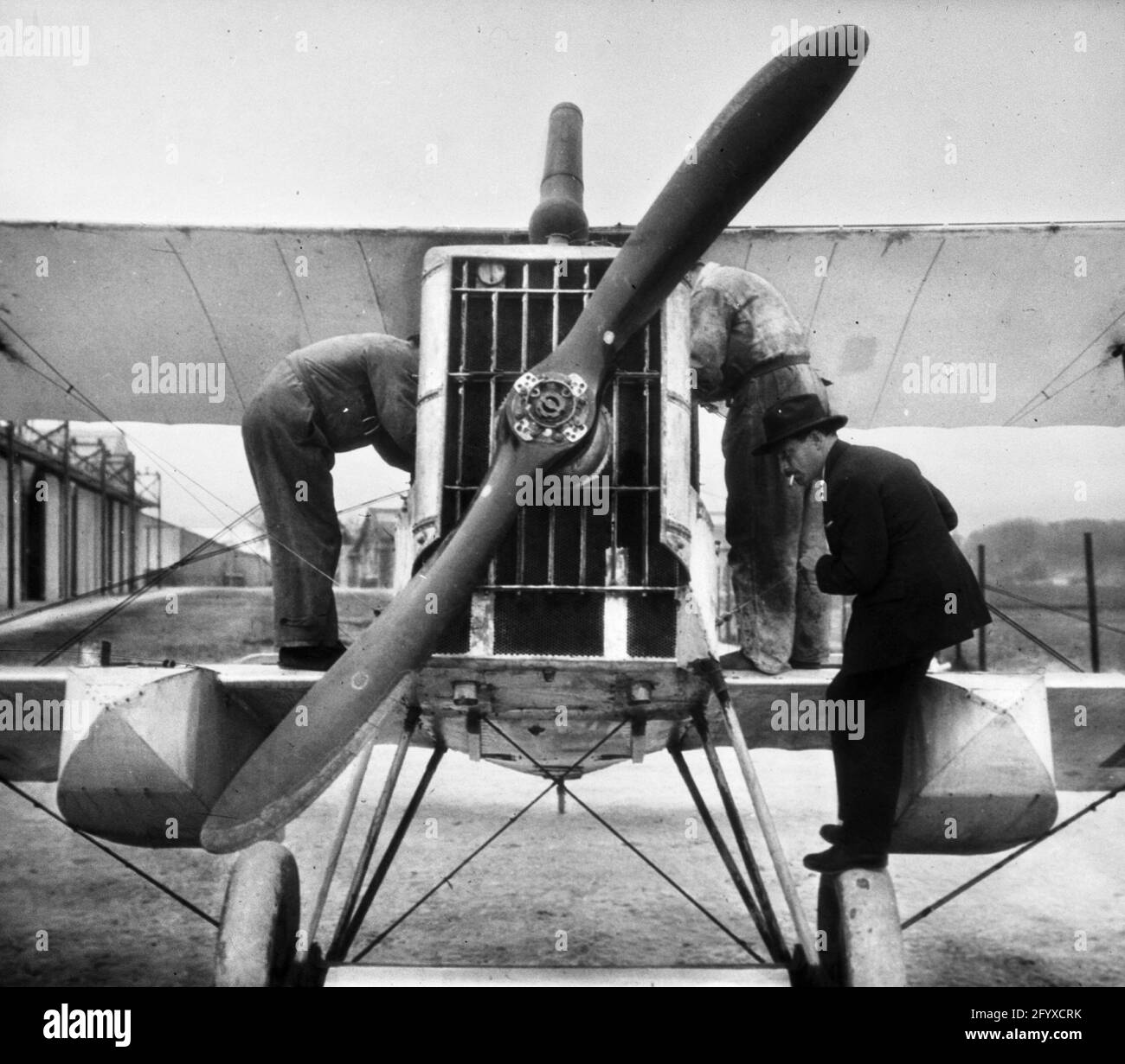 Les mécaniciens préparent un biplan pour un vol par avion, Maroc, 1923. (Photo de Burton Holmes) Banque D'Images