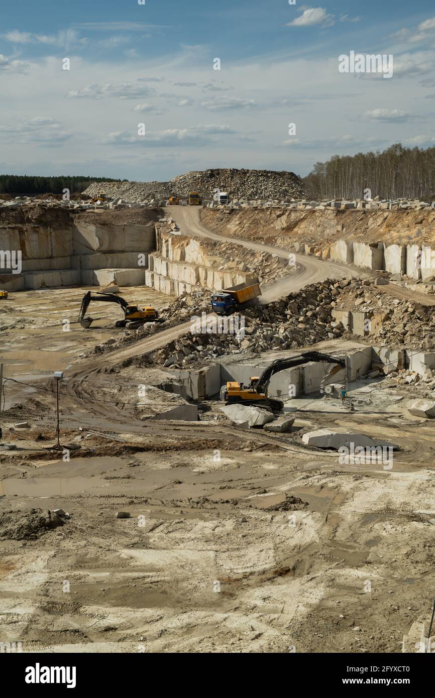Lieu de travaux de construction avec environnement naturel sur fond et ciel nuageux au-dessus Banque D'Images
