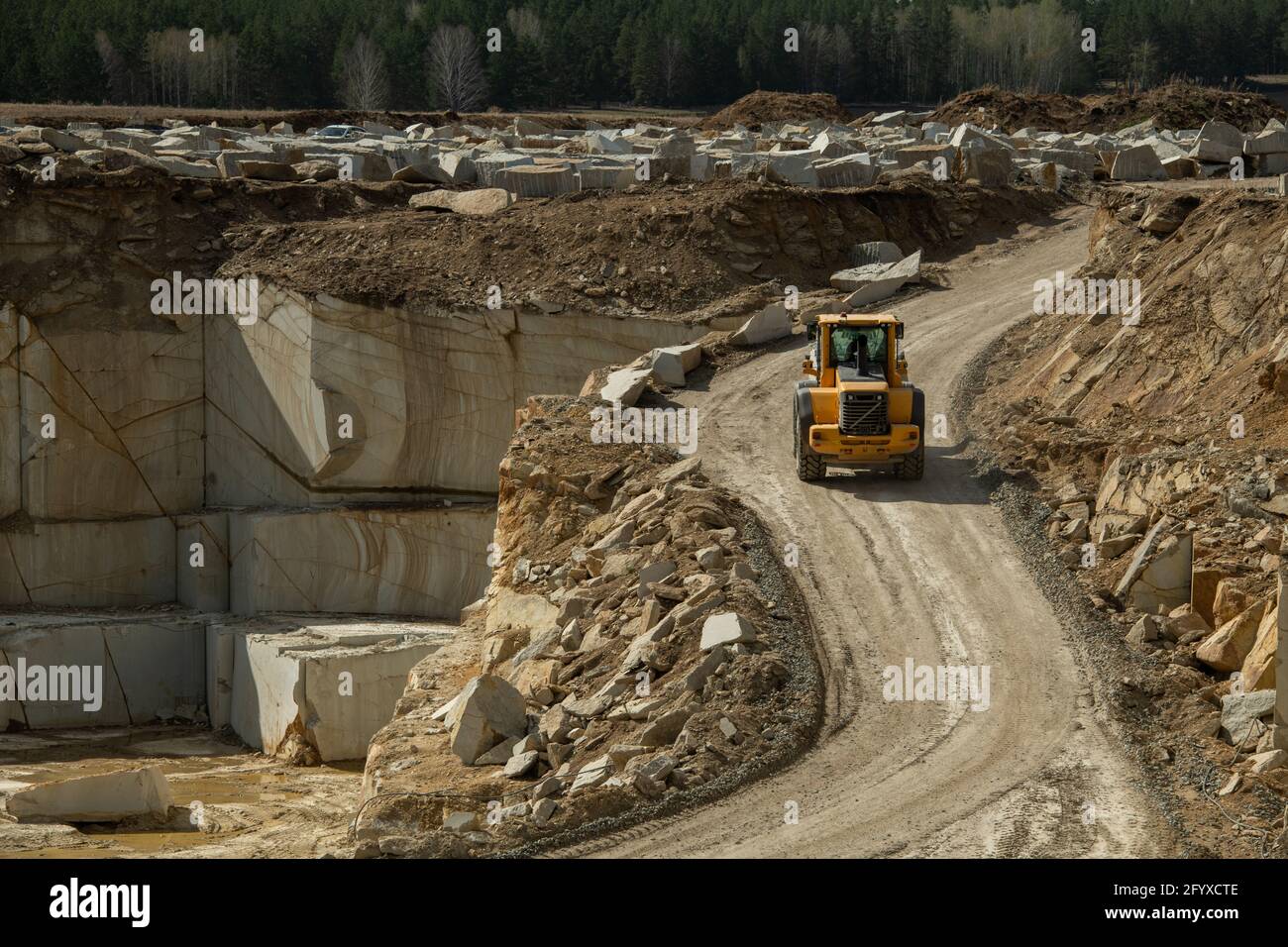 Tracteur se déplaçant le long de la route vers le bâtiment dans la nature environnement Banque D'Images