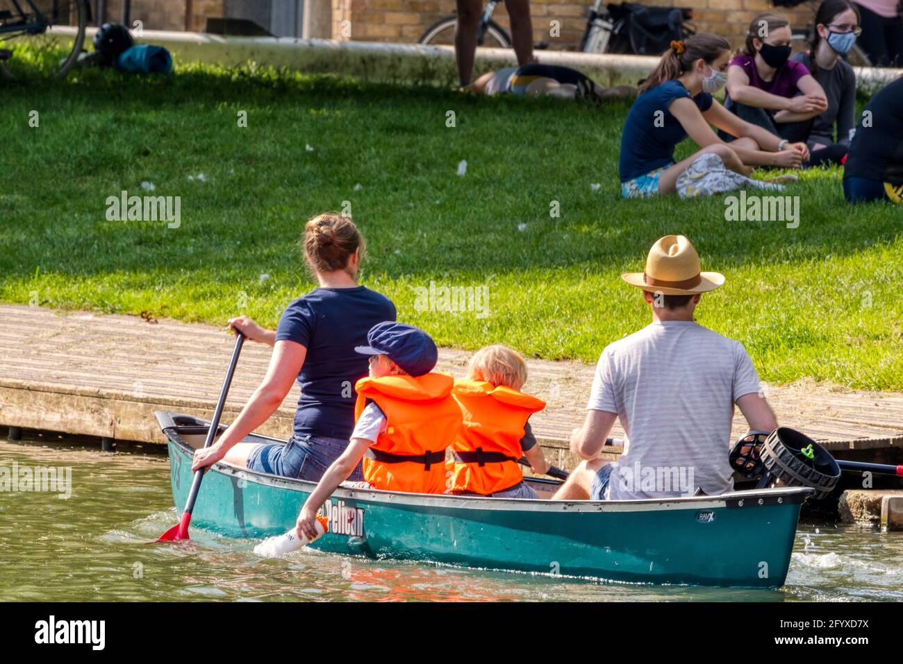 Une famille pagayant un bateau sur la River Cam, Cambridge, Royaume-Uni Banque D'Images