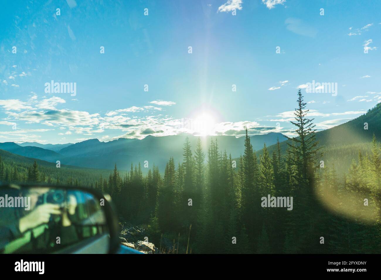 Conduire à travers les montagnes Rocheuses, Alberta, Canada Banque D'Images
