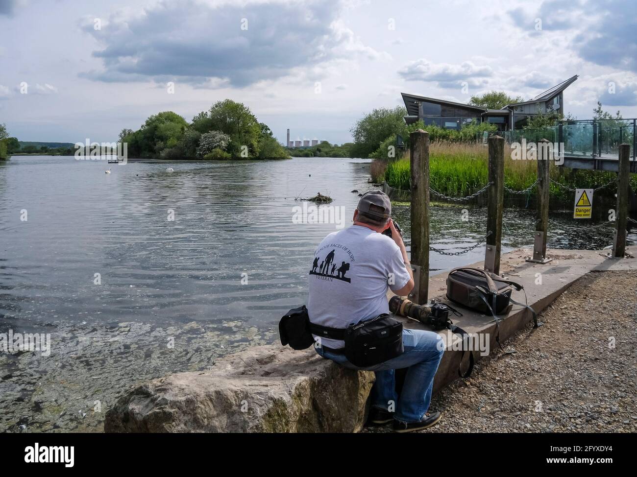 Nottingham 28 mai 2021:: Les plus photographiés Grands grebes à crête (Podiceps cristatus) en Angleterre un couple de reproduction de Grebes ont construit le nid à quelques pas du centre de la nature Richard Attenborough Notinghamshire, zone végétalisée d'eau douce lac, les spectateurs étourdés regardent de la voie de promenade centrale. Le mâle Grebe défendra son nid . : Banque D'Images