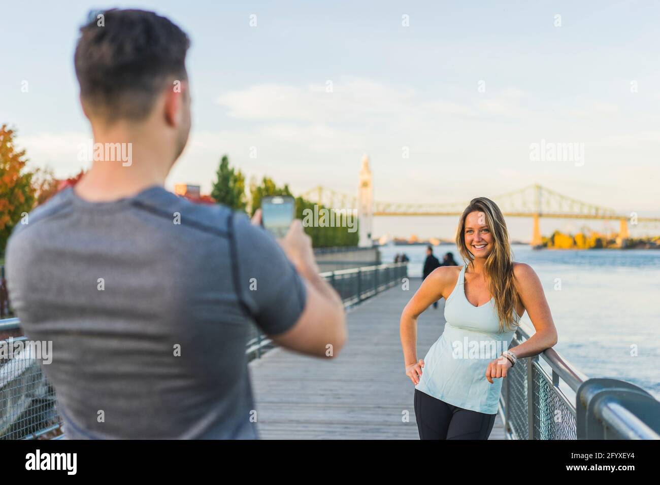 Entraînement partenaires prenant des selfies dans le vieux quartier portuaire, Montréal, Québec, Canada Banque D'Images