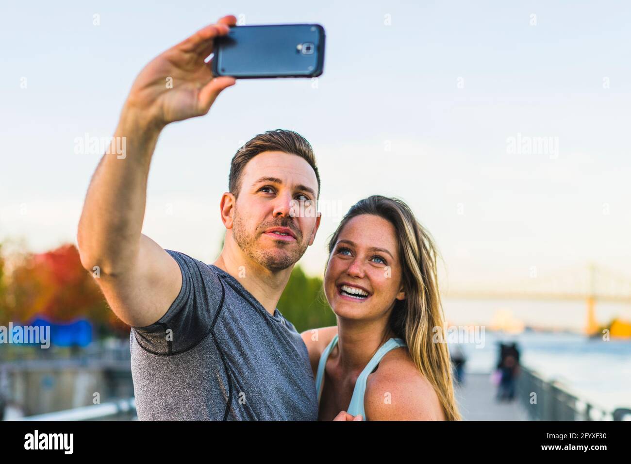Entraînement partenaires prenant des selfies dans le vieux quartier portuaire, Montréal, Québec, Canada Banque D'Images
