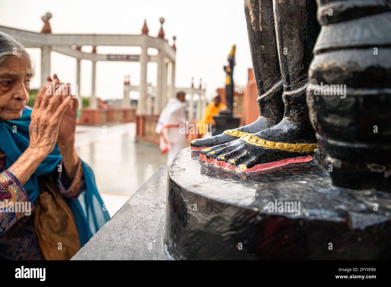 le dévot hindou indien prie devant une idole au temple iskon de delhi. Banque D'Images