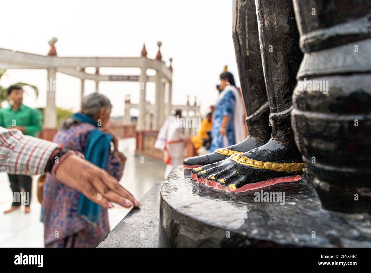 le dévot hindou indien prie devant une idole au temple iskon de delhi. Banque D'Images