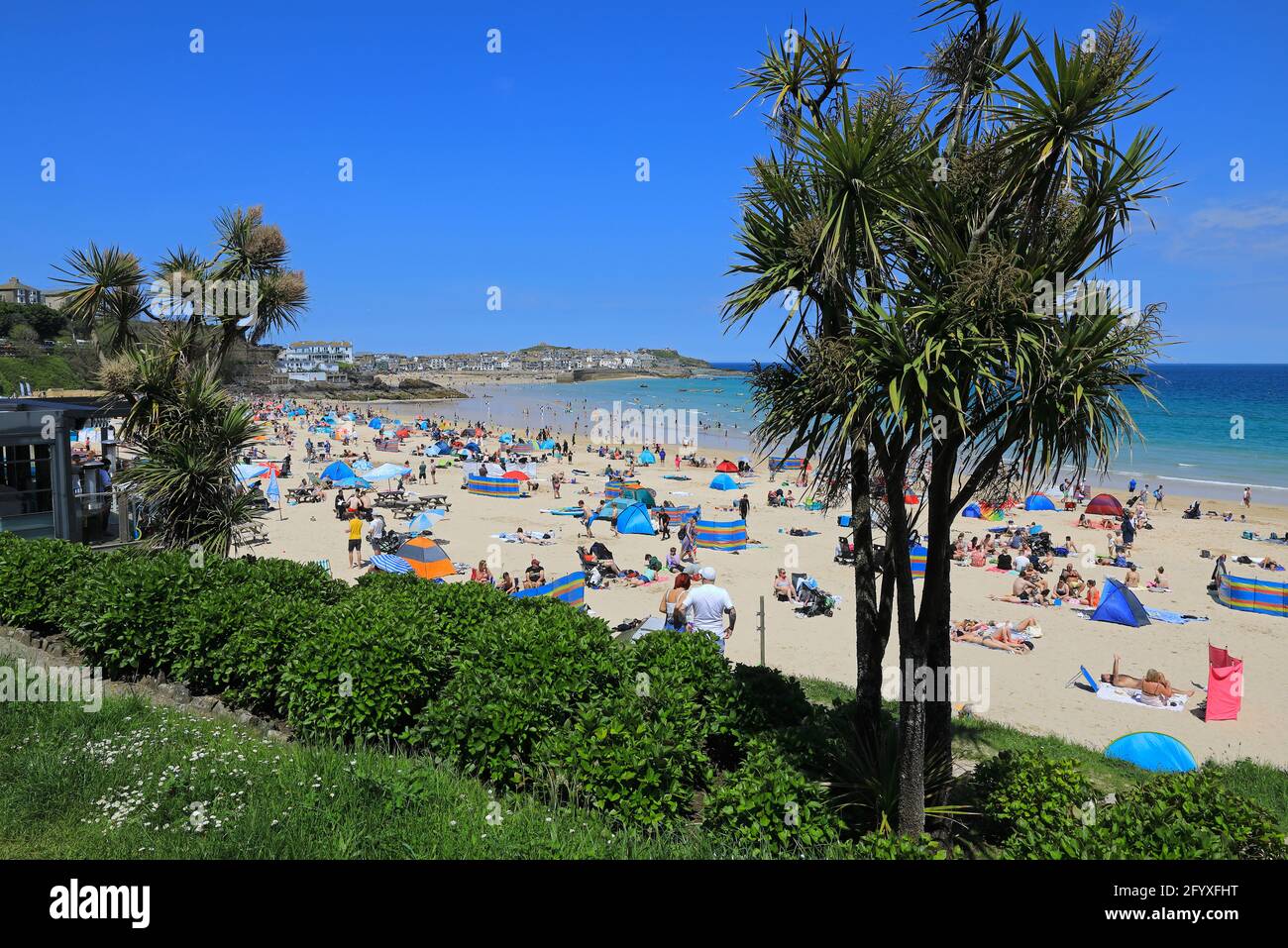 St Ives, Royaume-Uni, 30 mai 2021. Des milliers de gens du coin et de touristes se sont envolés sur la plage de Porthminster, à St Ives, dans les Cornouailles, à mesure que les températures ont grimpé. Qui a besoin d'une « liste verte » pour aller à l'étranger avec des jours comme celui-ci! Monica Wells/Alay Live News Banque D'Images