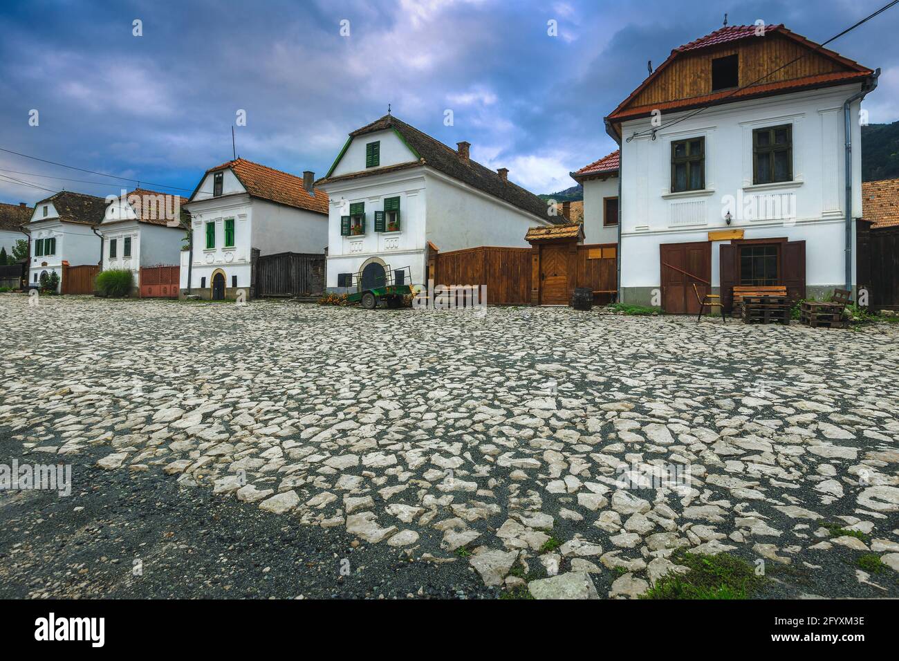 Charmantes maisons blanches rurales traditionnelles à Torocko. Maisons rustiques blanchies à la chaux et vue spectaculaire sur la rue, Rimetea, comté d'Alba, Transylvanie, Roumanie Banque D'Images