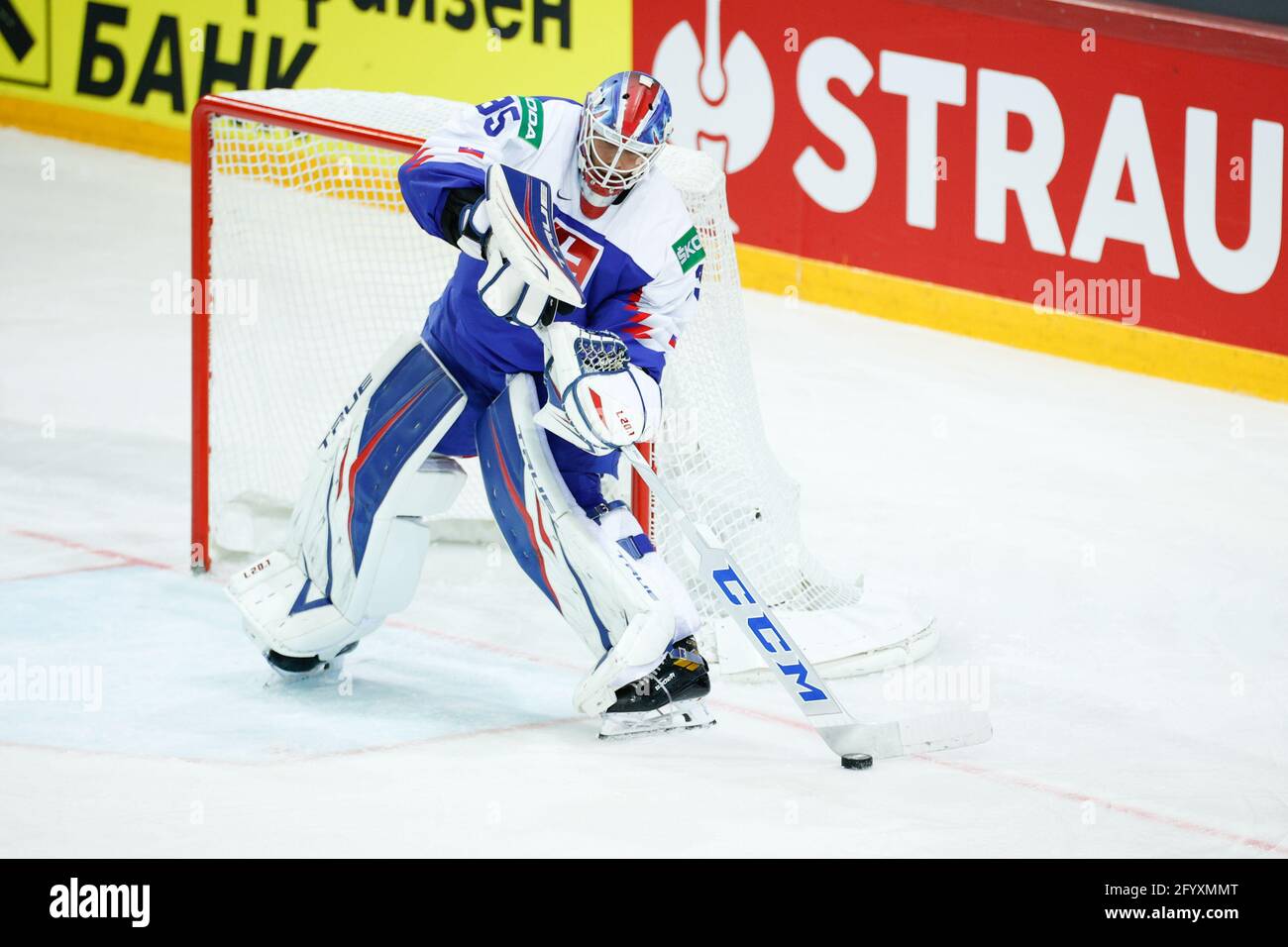 Riga, Centre olympique des sports, Suède. 30 mai 2021. Vs Slovaquie (Championnat du monde de hockey sur glace 2021 de l'IIHF), gardien de but Adam Huska (Slovaquie) faire un pass (Suisse/Croatie) crédit: SPP Sport Press photo. /Alamy Live News Banque D'Images