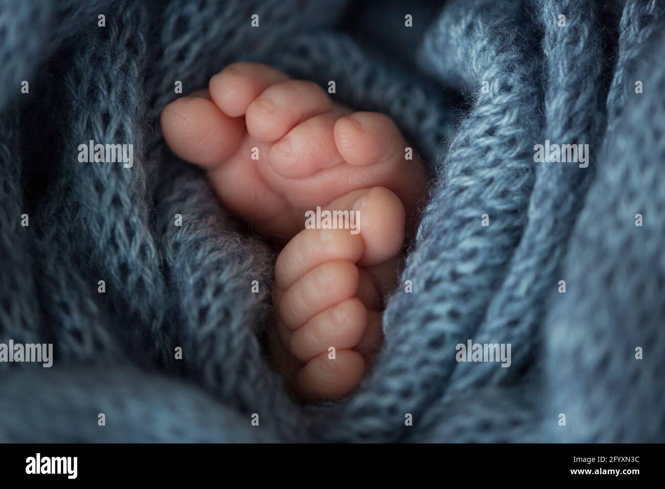 Deux Mignon Petit Bebe Pieds Enveloppes Dans Une Couleur Bleu Vert Couverture Tricotee Aqua Photo Stock Alamy