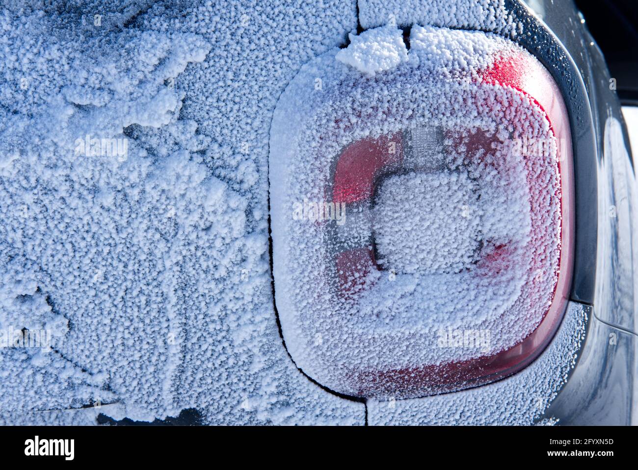 feu arrière de la voiture recouvert de neige après un blizzard en hiver Banque D'Images