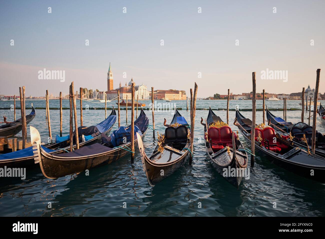 Gondoles vénitiennes dans la mer Adriatique à la périphérie de San Marco, Venise, Italie, 2017 Banque D'Images