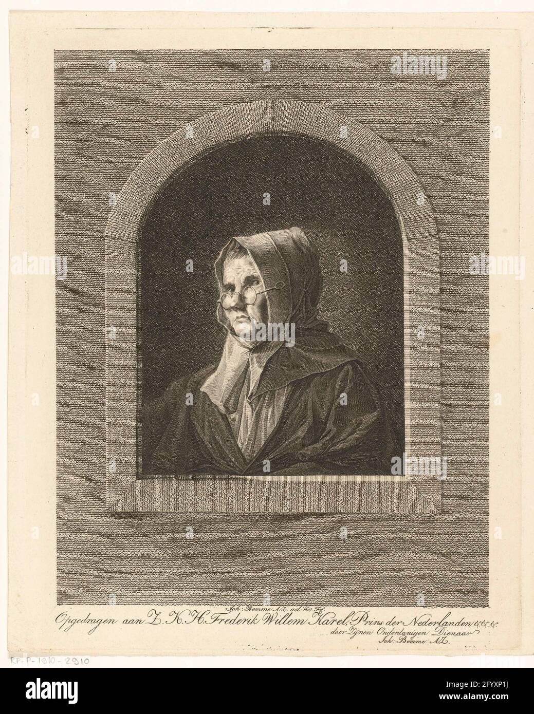 Vieille femme dans une niche. Portrait d'une vieille femme avec un tissu  sur sa tête et des lunettes Photo Stock - Alamy