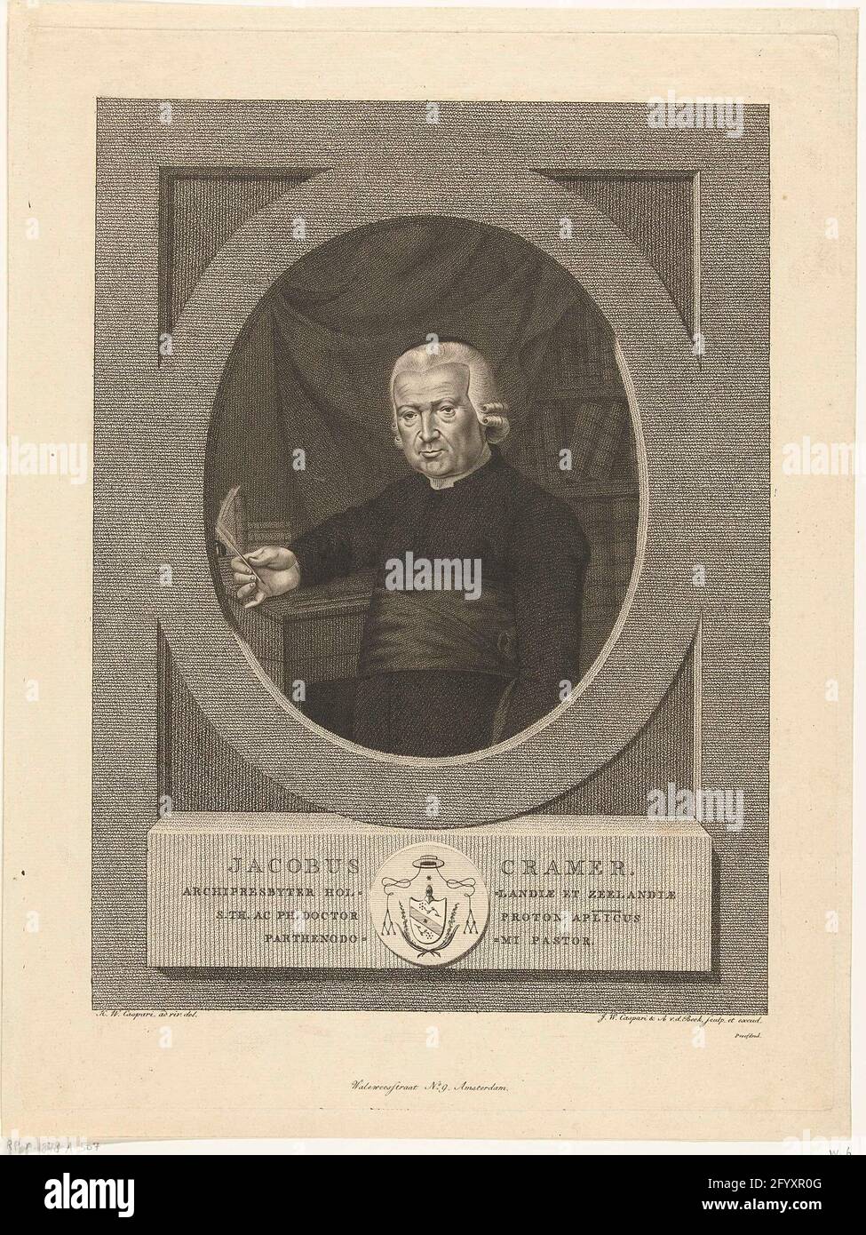 Portrait de Jacobus Cramer. Portrait en liste ovale de Jacobus Cramer, Pasteur de la R.K. Maagdenhuis, prêtre d'Arche de Hollande et de Zeeland et Padlezier du roi Louis Napoléon. Cramer porte la balançoire de l'évêque et est derrière son bureau avec buste à gauche. Il a un stylo dans la main droite. Une bibliothèque en arrière-plan. L'impression comporte une légende latine avec le nom de la personne représentée. Banque D'Images