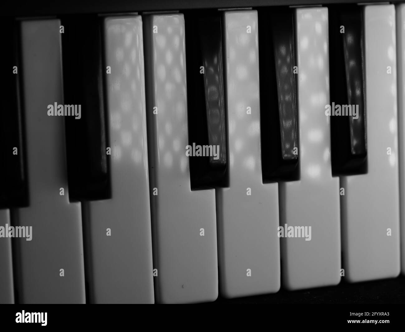 Un cliché spectaculaire en niveaux de gris des touches du piano - parfait  pour les fonds d'écran Photo Stock - Alamy