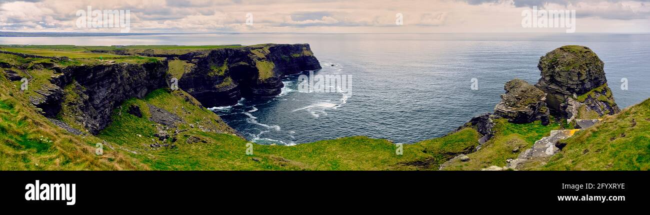 Panorama des falaises de Moher jour par temps couvert, le comté de Clare, Irlande, Europe, 2018 Banque D'Images