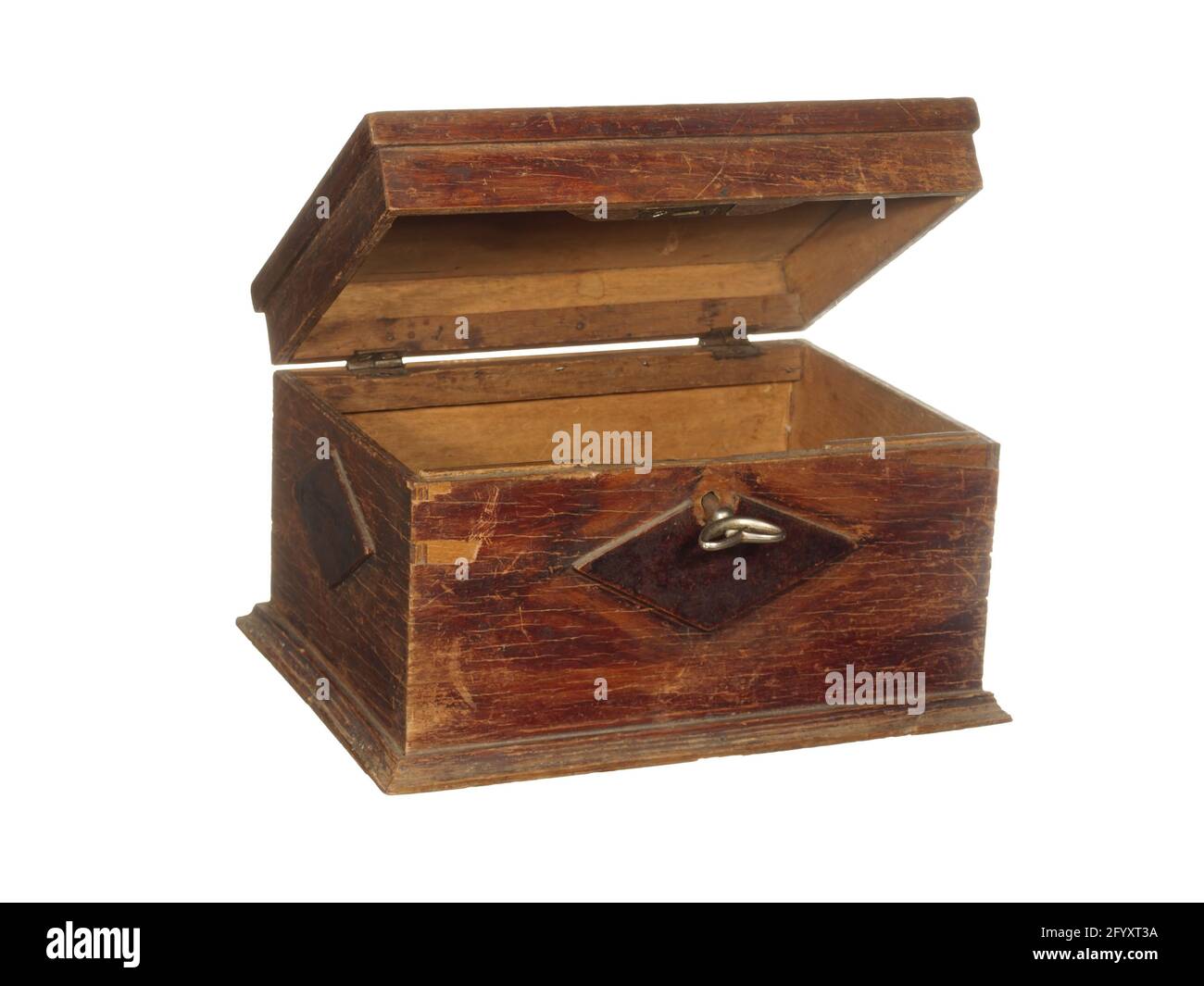 Coffre en bois antique avec clé et couvercle surélevé, intérieur vide,  isolé sur fond blanc Photo Stock - Alamy
