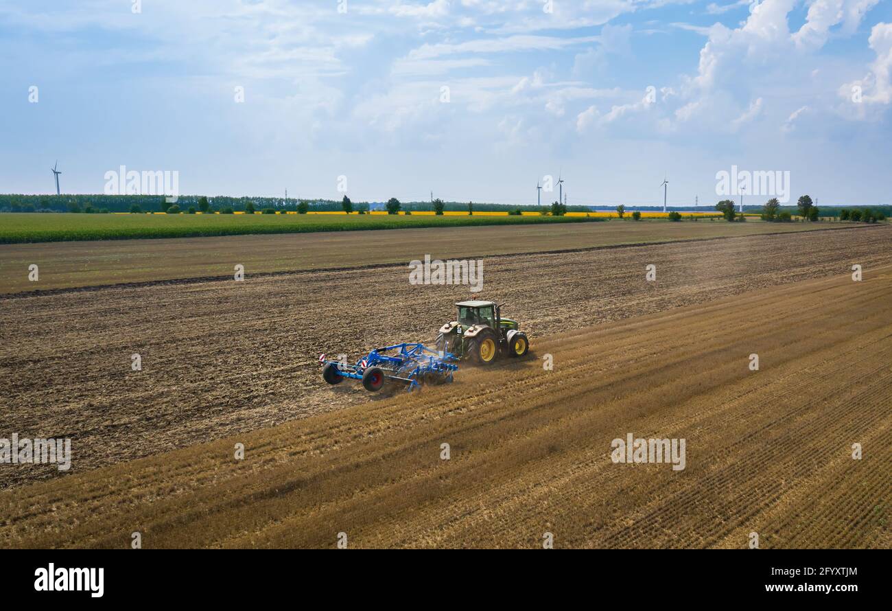 Varna, Bulgarie - 09 juillet 2020 labour d'un champ avec un tracteur John Deere 7730. Vue de dessus du tracteur agricole industriel. Banque D'Images