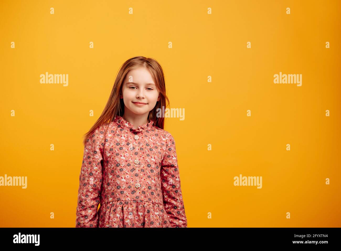 Fille isolée sur fond jaune Banque D'Images