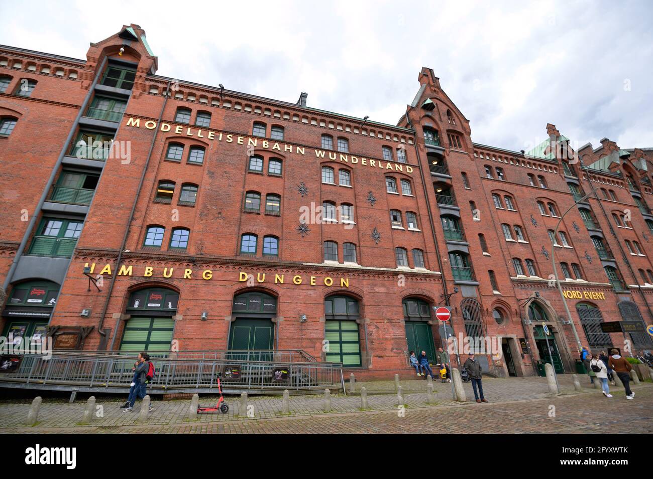 Hambourg, Allemagne. 27 mai 2021. Le bloc D de la Speicherstadt abrite à la fois le Miniatur Wunderland et le Hamburg Dungeon. Au départ, seul un nombre limité de personnes sont autorisées à entrer dans l'attraction en même temps. L'attraction touristique avait été fermée en raison de restrictions visant à contenir le virus corona. Credit: Jonas Walzberg/dpa/Alay Live News Banque D'Images