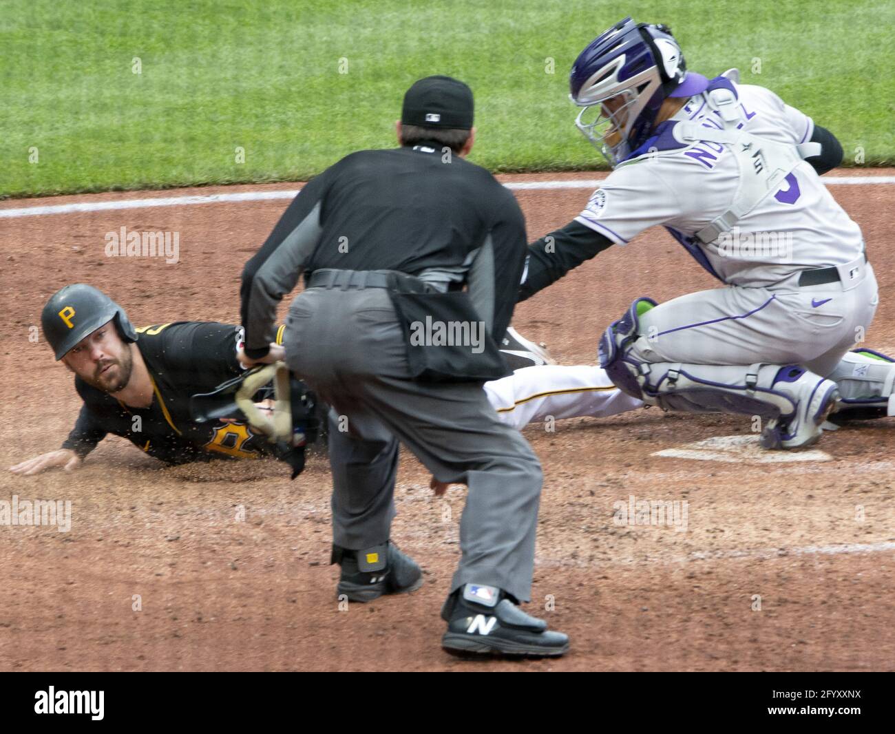 Pittsburgh, États-Unis. 30 mai 2021. Pittsburgh Pirates premier baseman will Craig (38) est sûr à la maison comme il touche à la maison sous l'étiquette du Colorado Rockies Catcher Dom Nunez (3 ) dans le quatrième repas au PNC Park le dimanche, 30 mai 2021 à Pittsburgh. Photo par Archie Carpenter/UPI crédit: UPI/Alay Live News Banque D'Images