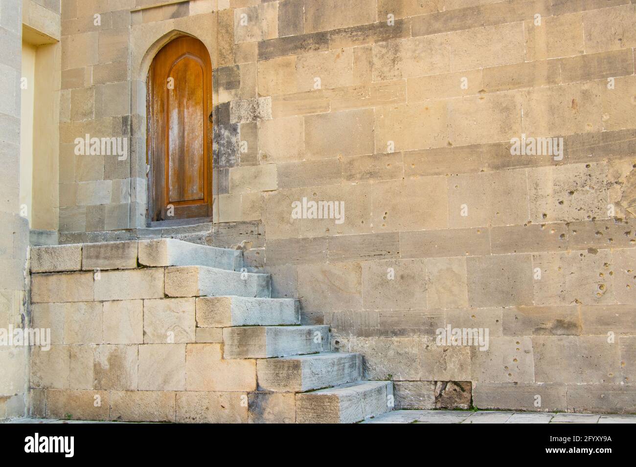 Porte médiévale en bois et escalier en pierre. Vue depuis le palais de Shirvanshahs d'Icheri sheher à Bakou. Banque D'Images