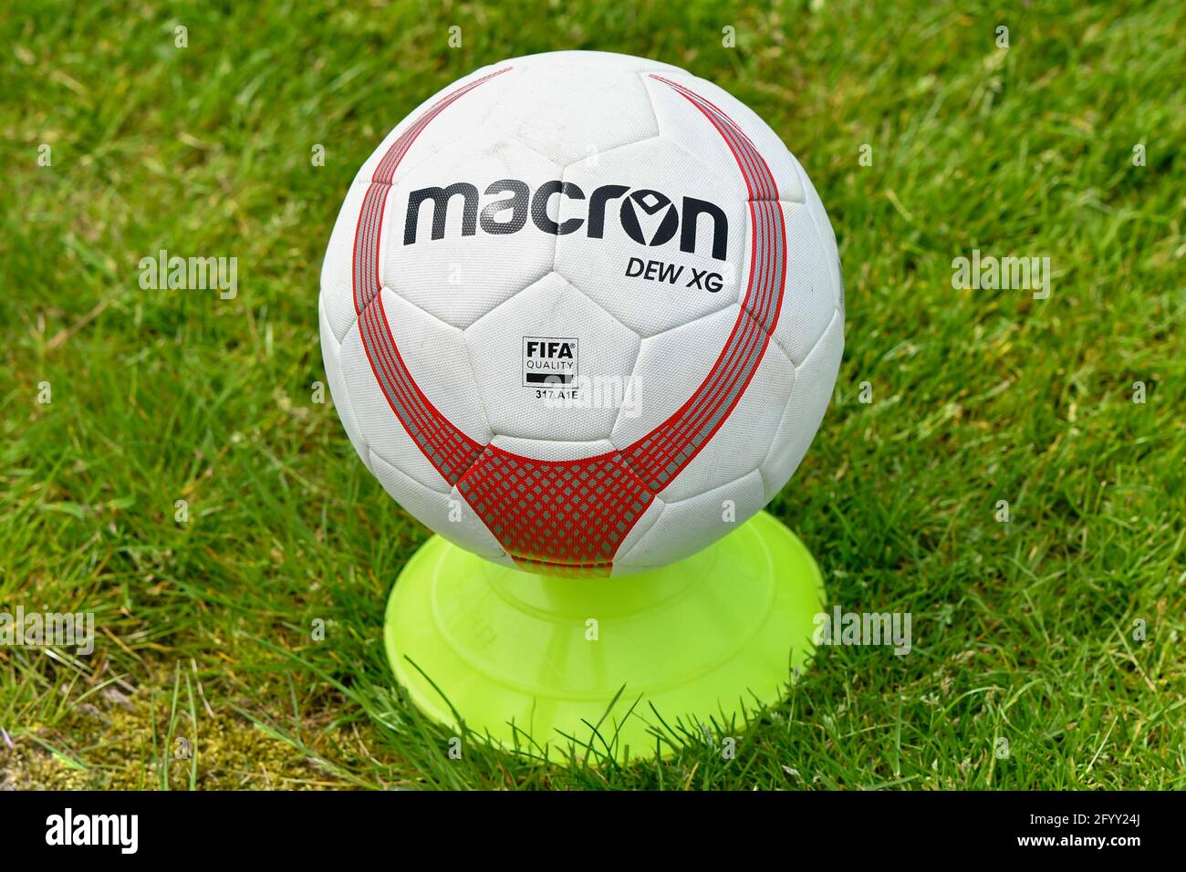 Neath, pays de Galles. 30 mai 2021. Un football Macron Dew XG utilisé lors du match de la Ligue des femmes Premier de l'Orchard Gallois entre Swansea City Dames et Abergavenny Women à l'Académie Llandarcy du Sport à Neath, pays de Galles, Royaume-Uni, le 30 mai 2021. Crédit : Duncan Thomas/Majestic Media/Alay Live News. Banque D'Images