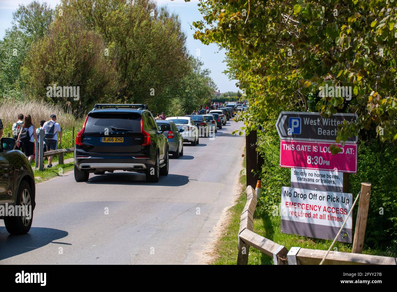 West Wittering, West Sussex, Royaume-Uni. 30 mai 2021. Fantastique Mai Bank vacances temps attire la foule à West Wittering; plage avec des bouchons de circulation et des files d'attente à l'ouest des domaines wittering parking crédit: Gary Blake / Alay Live News Banque D'Images