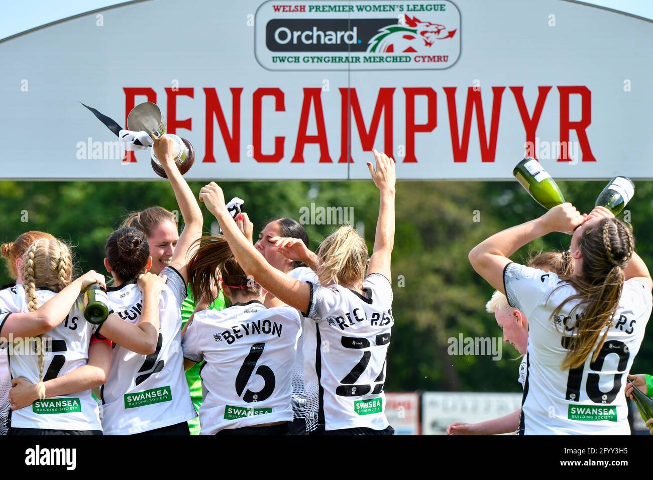 Neath, pays de Galles. 30 mai 2021. Les joueurs de Swansea City Ladies célèbrent la victoire du titre de la Ligue après le match de la Ligue des femmes Orchard Welsh Premier entre Swansea City Ladies et Abergavenny Women à la Llandarcy Academy of Sport de Neath, pays de Galles, Royaume-Uni, le 30 mai 2021. Crédit : Duncan Thomas/Majestic Media/Alay Live News. Banque D'Images