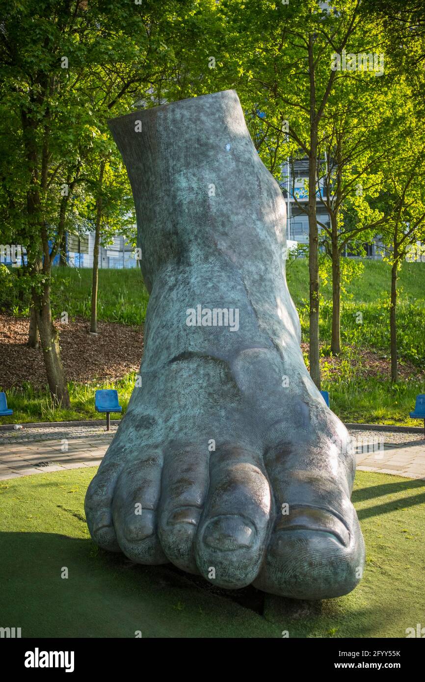 Uwe Seeler, HSV- Fußball-Legende, chapeau in Denkmal bekommen: sein Fuß als übergroßes Denkmal, am HSV-Stadion à Hambourg. Banque D'Images