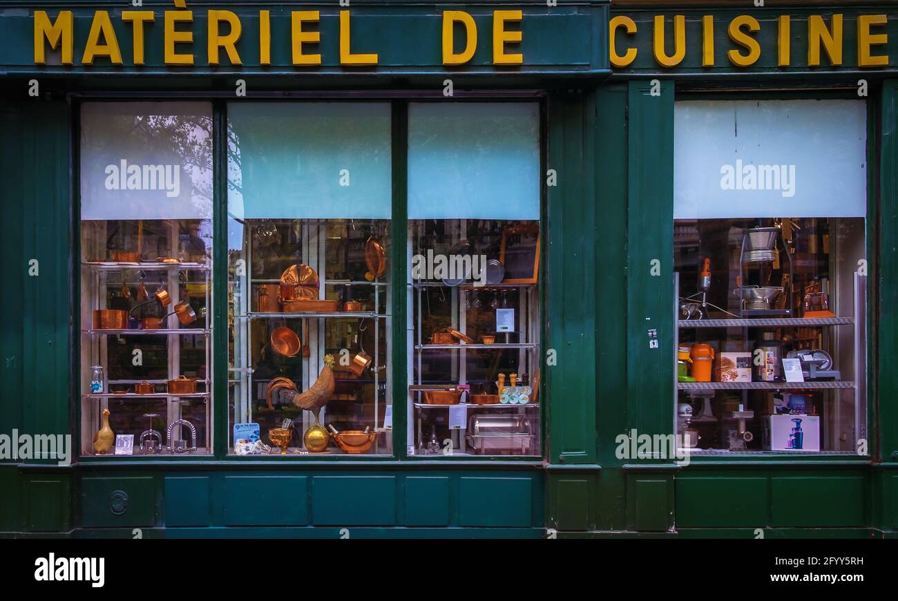 Paris, France, février 2020, gros plan de la vitrine E.Dehillerin, une boutique d'ustensiles de cuisine dans le quartier 1st de la capitale. Banque D'Images