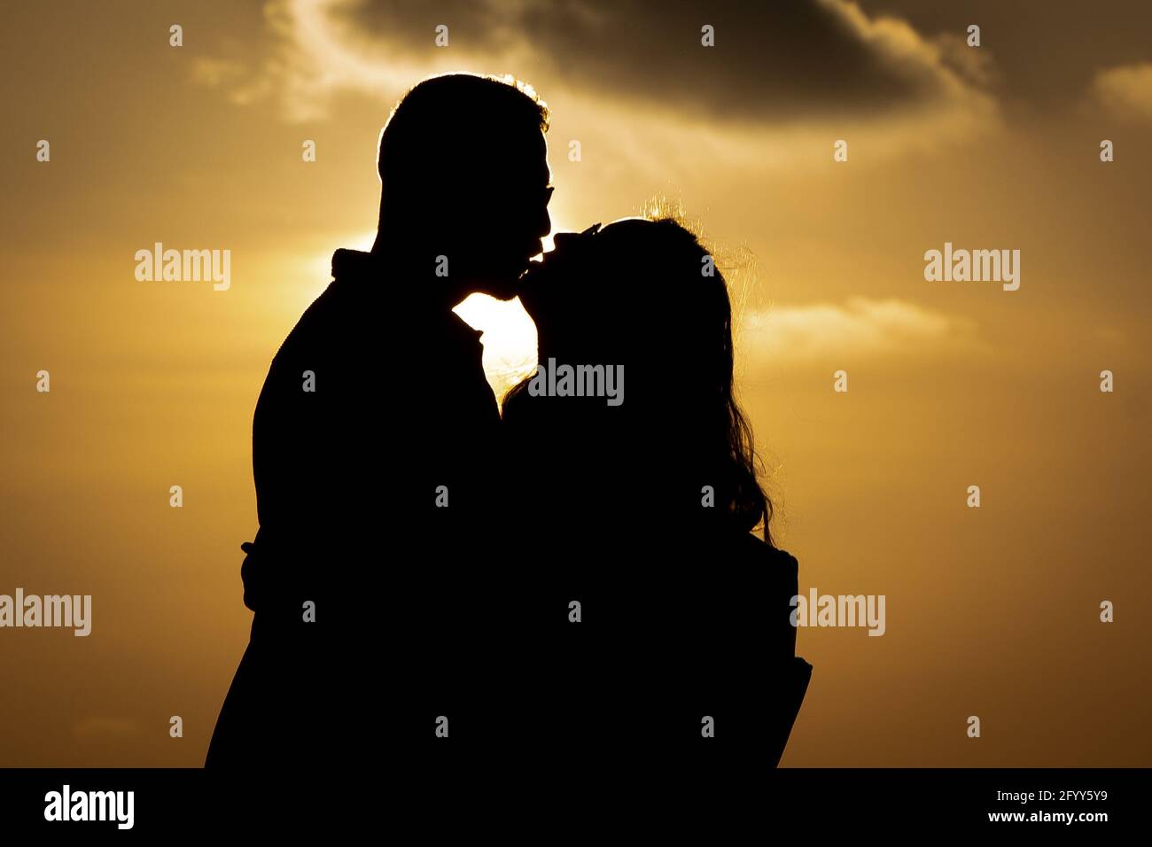 Un couple baiser tandis que le soleil se couche de Greenwich Park, Londres, et le week-end des vacances bancaires devrait apporter le ciel bleu et le soleil étendu. Date de la photo: Dimanche 30 mai 2021. Banque D'Images