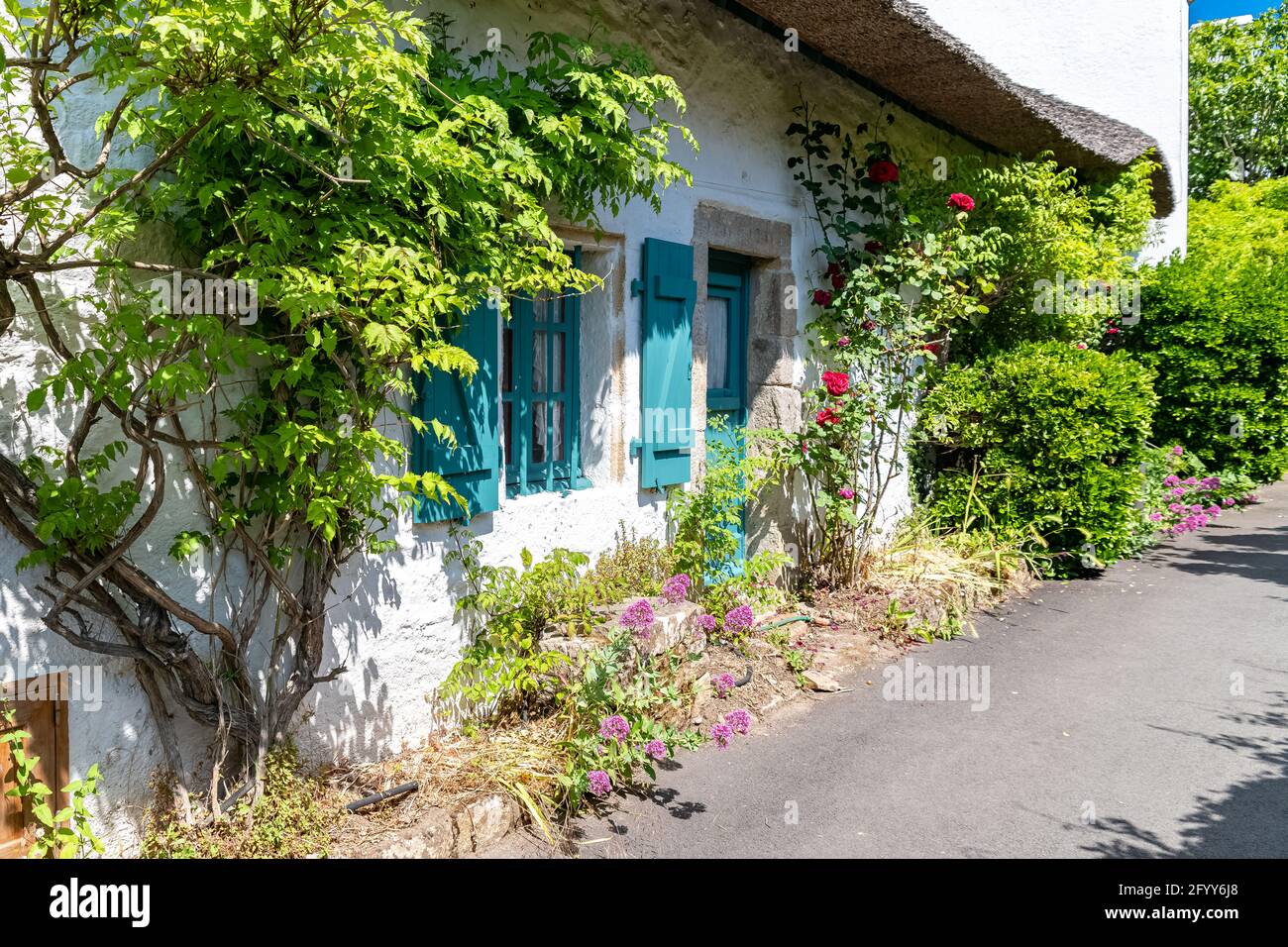 Bretagne, Ile aux Moines dans le golfe du Morbihan, gîte de chaume et  maisons dans le village Photo Stock - Alamy