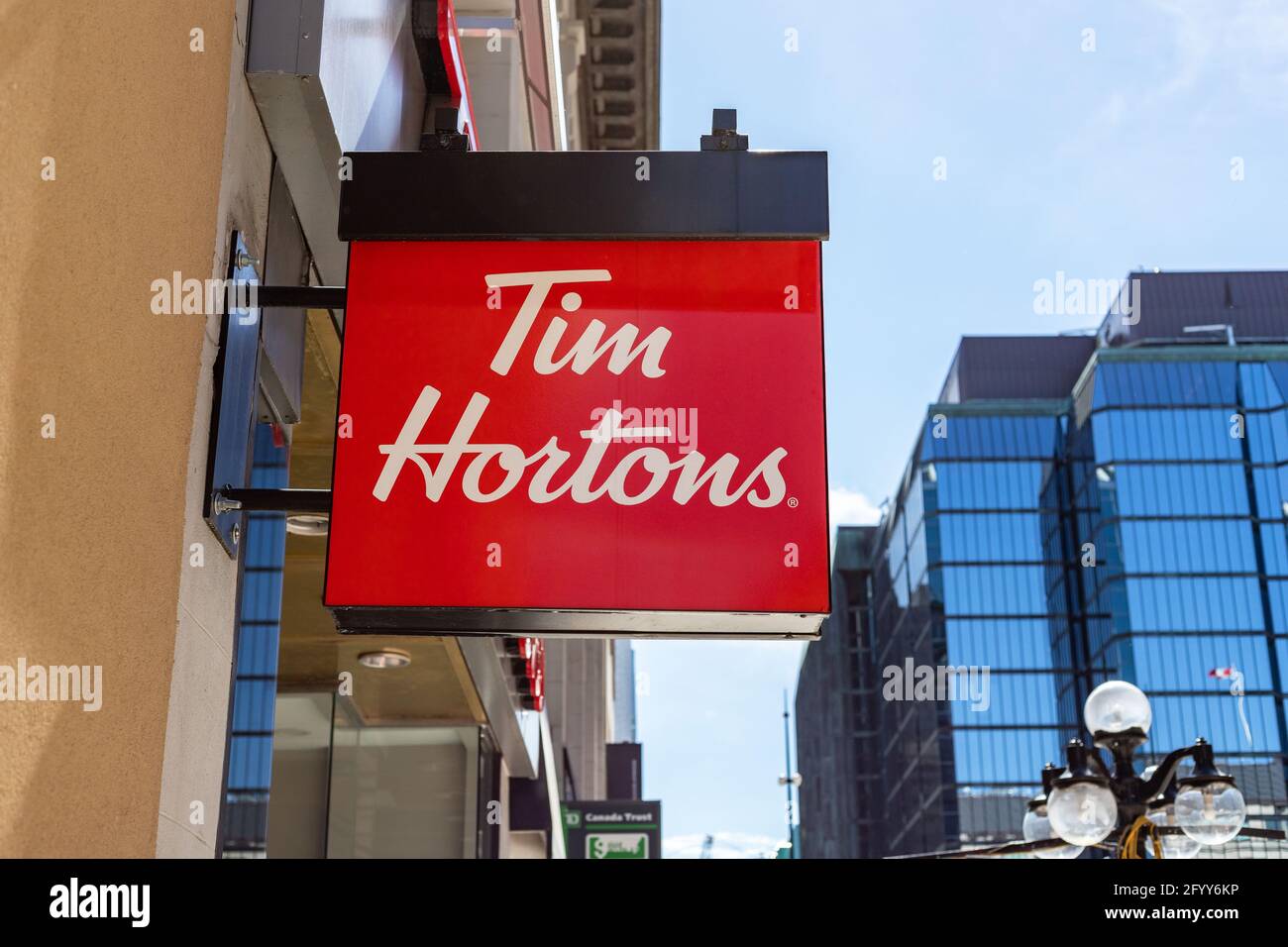 Ottawa, Canada - le 23 mai 2021 : panneau du restaurant Tim Hortons au centre-ville d'Ottawa, Canada. Tim Hortons est un restaurant de restauration rapide canadien populaire Banque D'Images