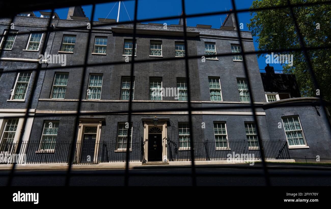 Downing Street GV vue générale au soleil direct avec un ciel bleu. Banque D'Images