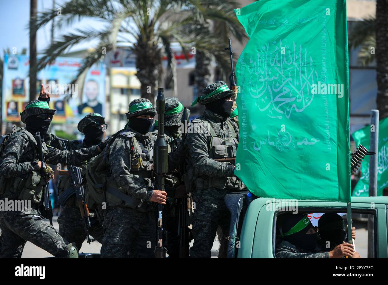 Sous la direction des hommes recherchés du Hamas, Al-Qassam organise une célébration et un défilé militaire pour honorer les familles des martyrs du nord de Gaza Banque D'Images