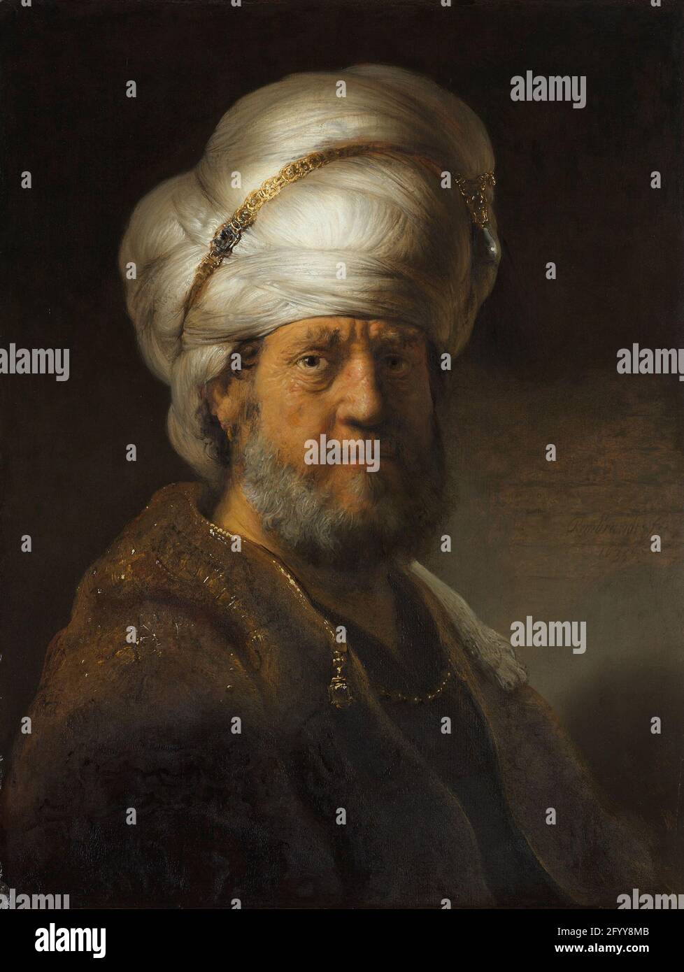 Homme en robe orientale. Rembrandt a manipulé la lumière de manière très personnelle. Ici, le turban de l’homme et le côté droit de son visage sont brillamment éclairés, tandis que le côté gauche est dans l’ombre. Les têtes de personnages exotiques comme celle-ci – ce ne sont pas des portraits – étaient extrêmement populaires au XVIIe siècle ; au début, elles étaient largement copiées et imitées. Theyétaient connus sous le nom de «tronies turques». Banque D'Images
