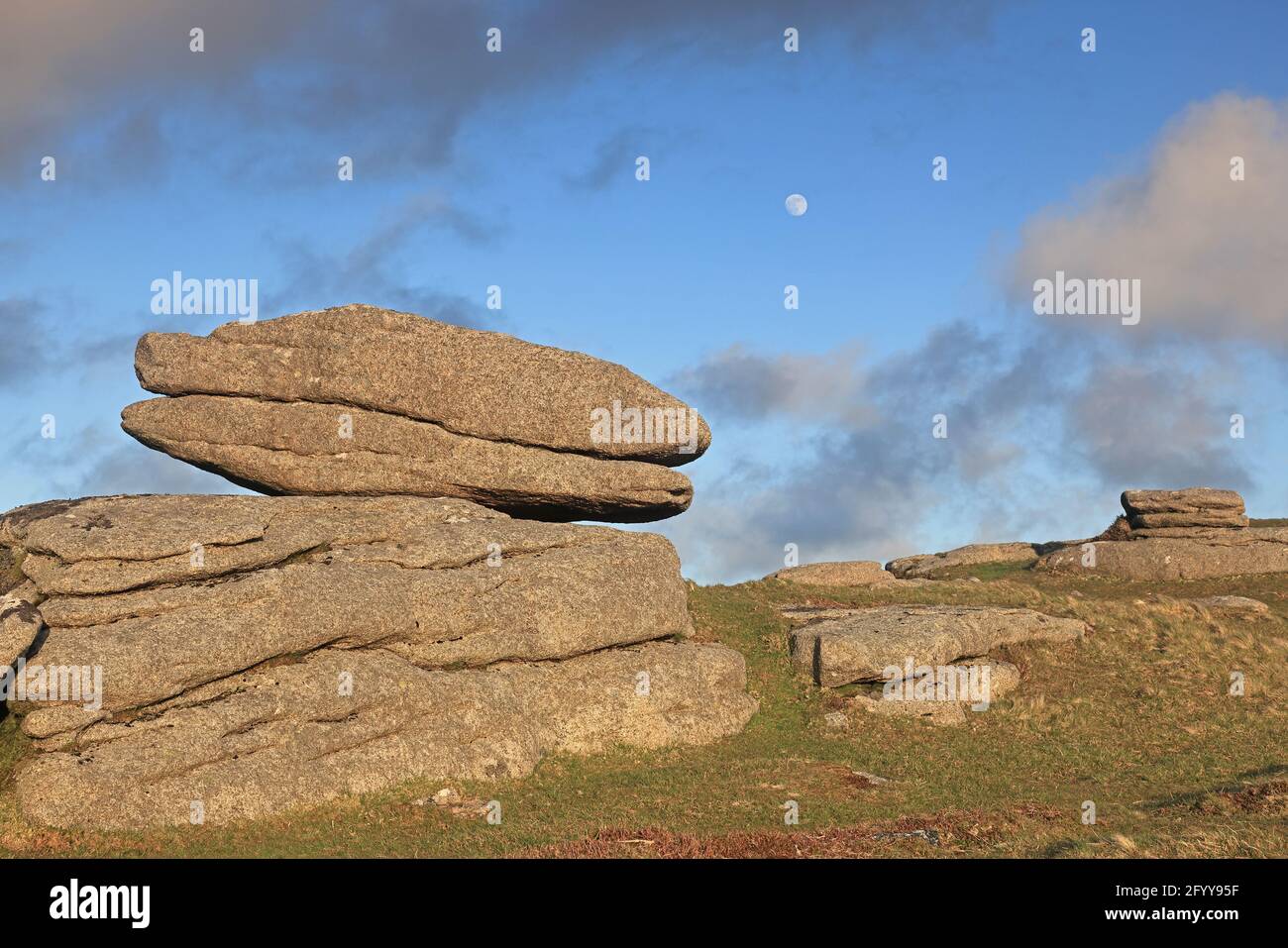 Une Logan Stone sur Higher Tor Dartmoor Royaume-Uni Banque D'Images