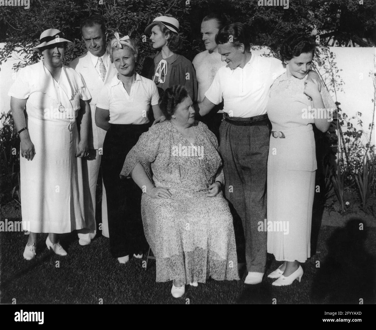 La famille Cagney à Hollywood vers 1933 avec de gauche Cagney cousins M. et Mme WILLIAM O'CONNOR, BILLIE / FRANCES CAGNEY (épouse de James Cagney) , BOOTS MALLORY CAGNEY et son mari WILLIAM CAGNEY (frère de James Cagney) JAMES CAGNEY et sa sœur JEANNE CAGNEY avec en face Mme JAMES CAGNEY Sr. / CAROLYN ELIZABETH ''CARRIE'' CAGNEY Banque D'Images