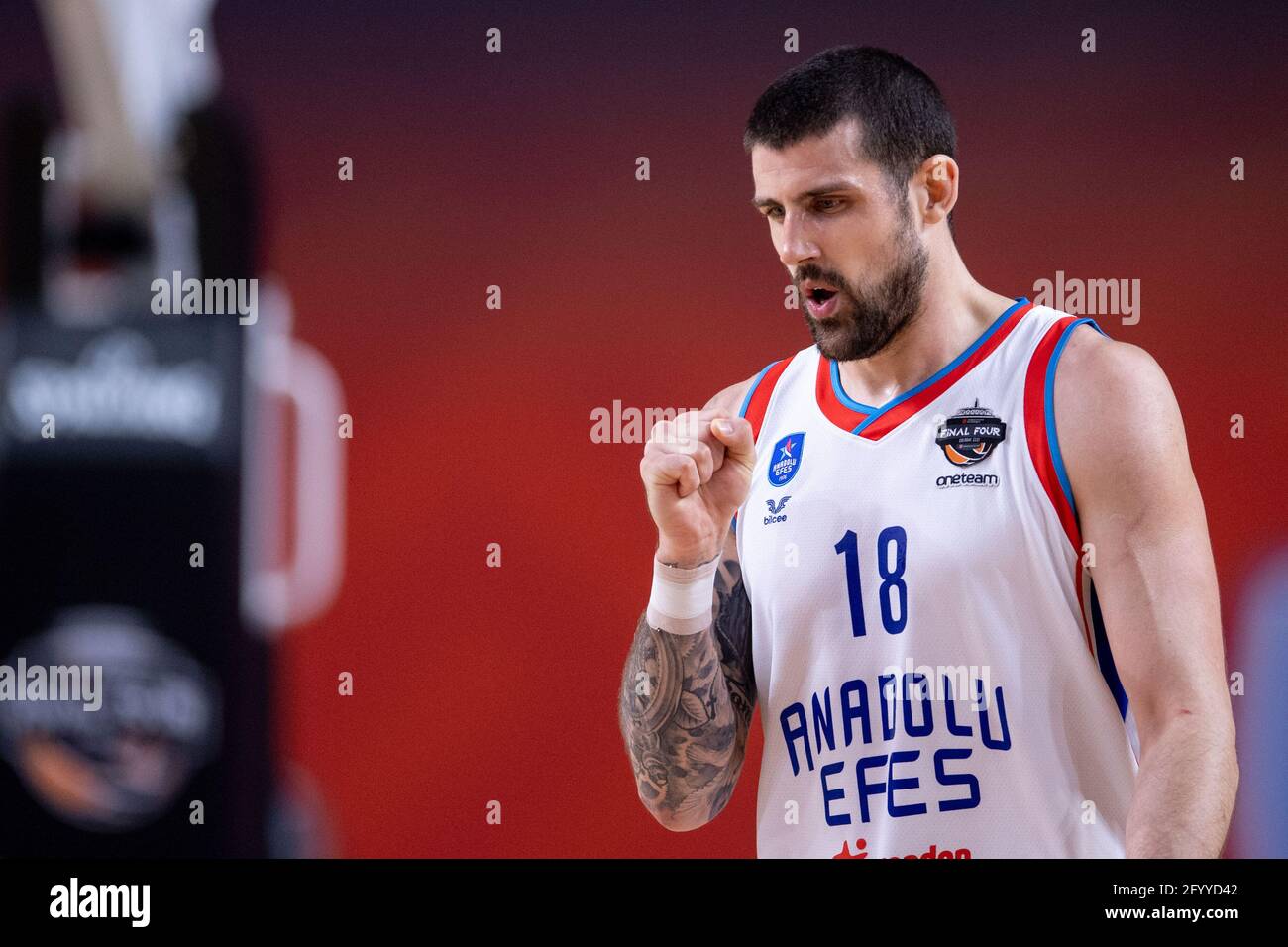 Cologne, Allemagne. 30 mai 2021. Basket-ball: Euroligue, final four, final,  Anadolu Efes Istanbul - FC Barcelone. Adrien Moerman, d'Istanbul, clame son  poing pendant le match. Credit: Marius Becker/dpa/Alay Live News Photo  Stock -