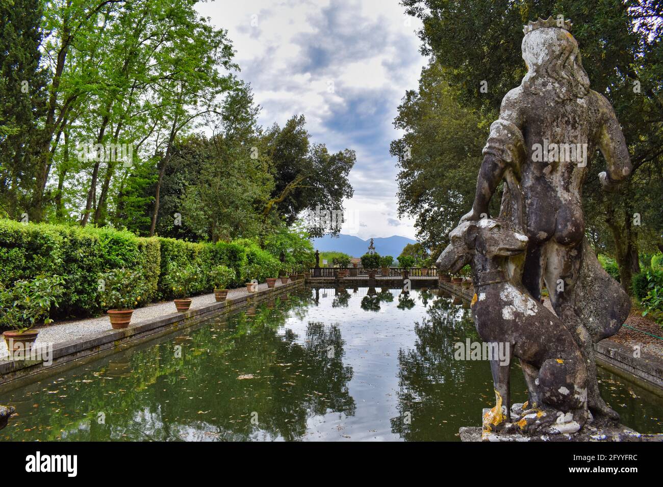 Villa Torrigiani ancienne villa avec jardins et ancienne statue dans l'architecture toscane Banque D'Images