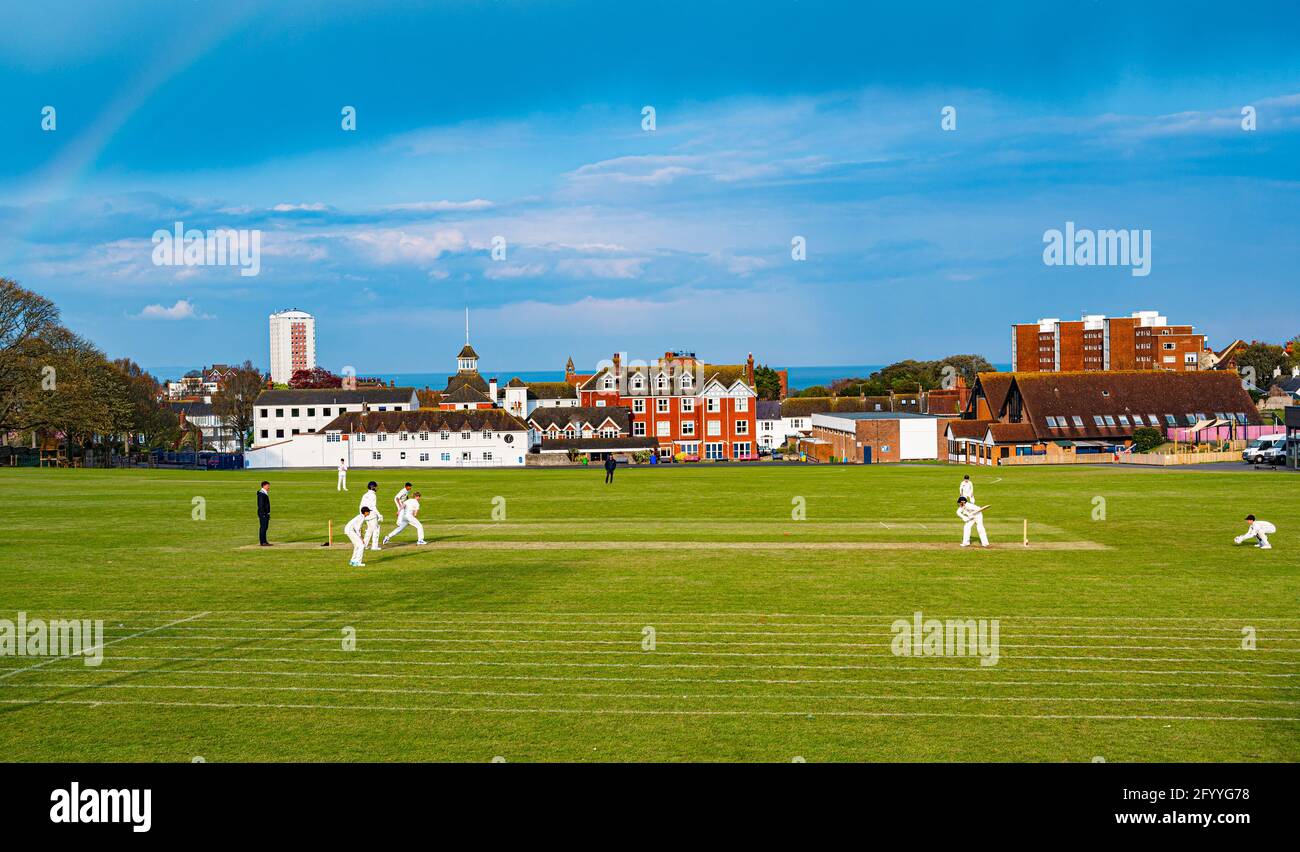 Cricket joué sous l'arc-en-ciel Banque D'Images